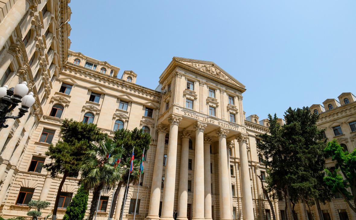 Азербайджан выслал двух сотрудников посольства Франции
